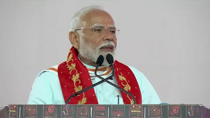 modi-honoring-artist-in-surat